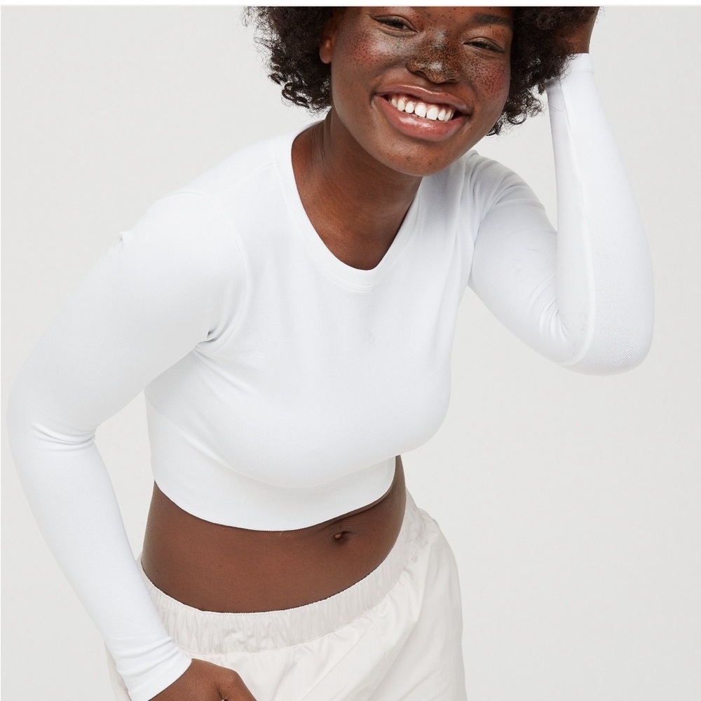 BRAND BEW AERIE WHITE LONG SLEEVE LIMITED EDITION!!